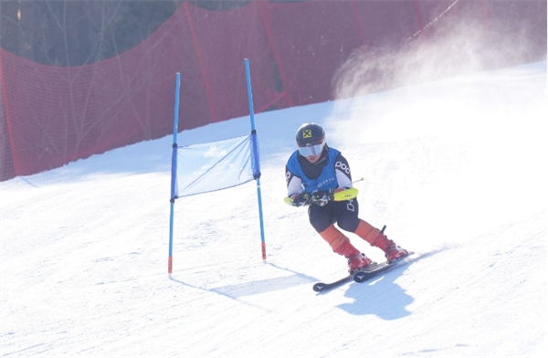 近六百选手雪战松花湖|2023-2024“吉林大米”吉林国际高山单板滑雪挑战赛第五站开赛(图2)