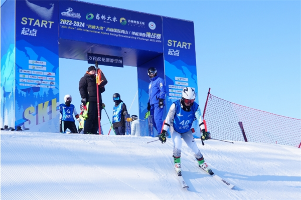 近六百选手雪战松花湖|2023-2024“吉林大米”吉林国际高山单板滑雪挑战赛第五站开赛(图3)