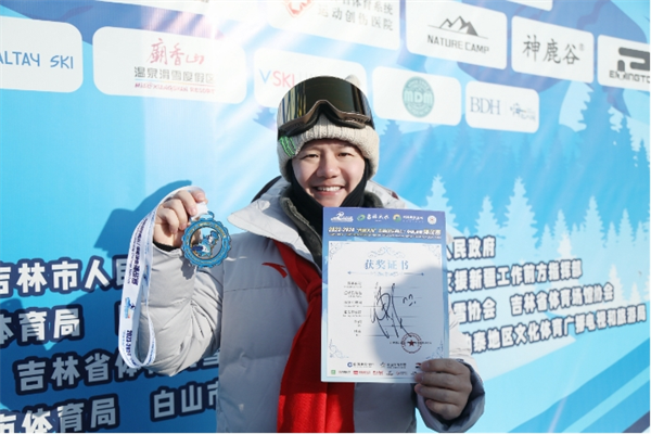 近六百选手雪战松花湖|2023-2024“吉林大米”吉林国际高山单板滑雪挑战赛第五站开赛(图5)