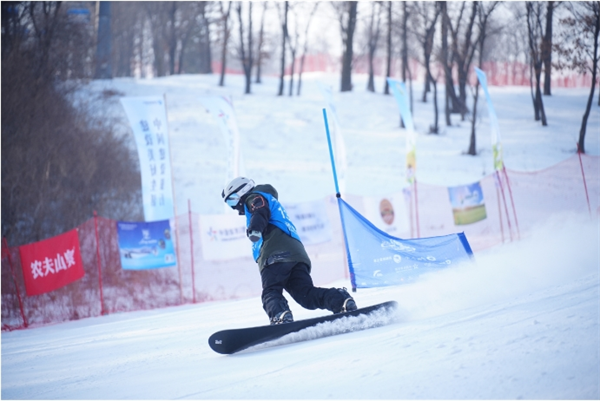 近六百选手雪战松花湖|2023-2024“吉林大米”吉林国际高山单板滑雪挑战赛第五站开赛(图4)