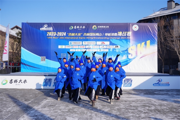 近六百选手雪战松花湖|2023-2024“吉林大米”吉林国际高山单板滑雪挑战赛第五站开赛(图6)