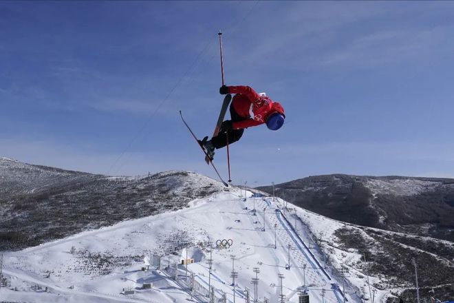 谷爱凌再夺金牌苏翊鸣今天18岁！冠军同款滑雪装备都有哪些品牌(图2)