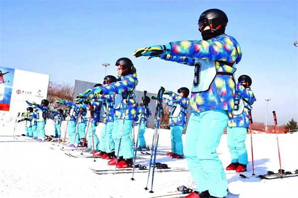 「黑龙江户外」2024哈尔滨童年时光亚布力滑雪冬令营（5天）做一名驰骋雪场的雪域精灵(图2)