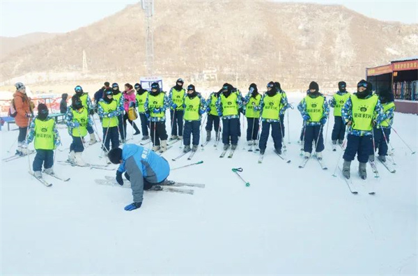 「黑龙江户外」2024哈尔滨童年时光亚布力滑雪冬令营（5天）做一名驰骋雪场的雪域精灵(图4)