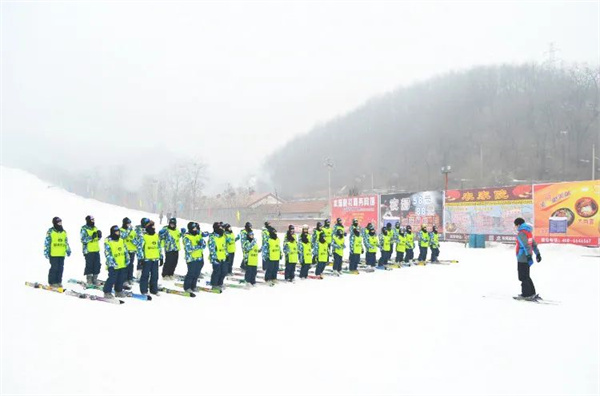 「黑龙江户外」2024哈尔滨童年时光亚布力滑雪冬令营（5天）做一名驰骋雪场的雪域精灵(图6)