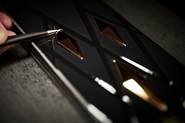 极其尊贵宾利推出联名款奢侈滑雪用具:全套28万起(图5)