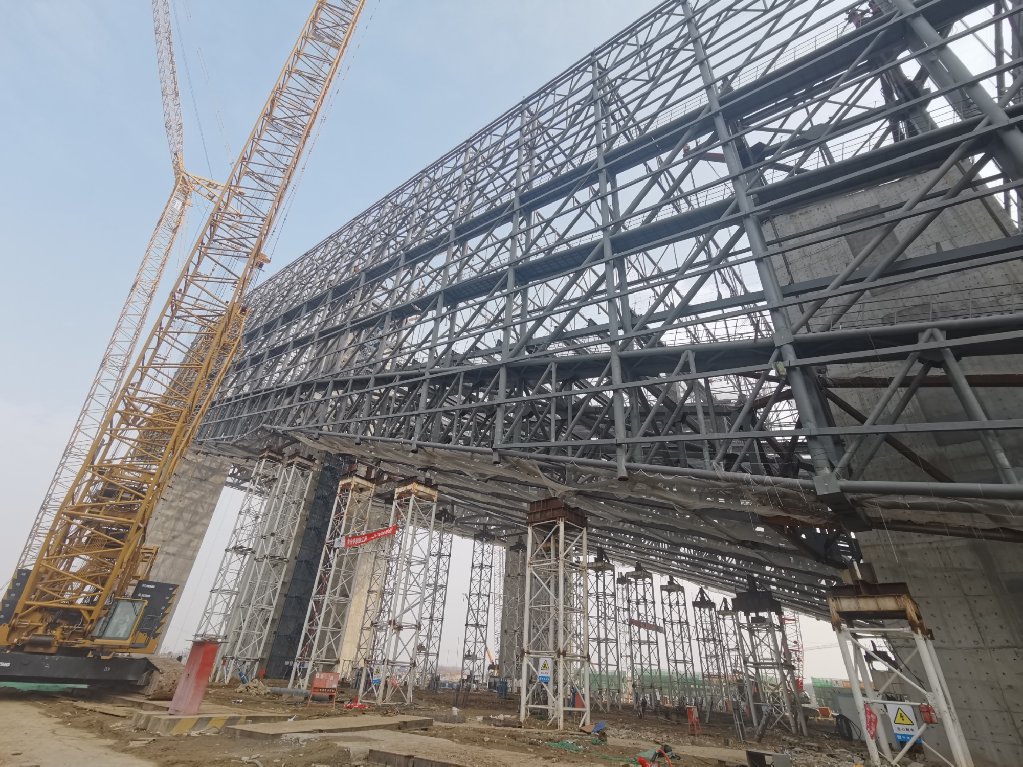 开年看一线|华中地区最大的室内滑雪场钢结构封顶(图1)