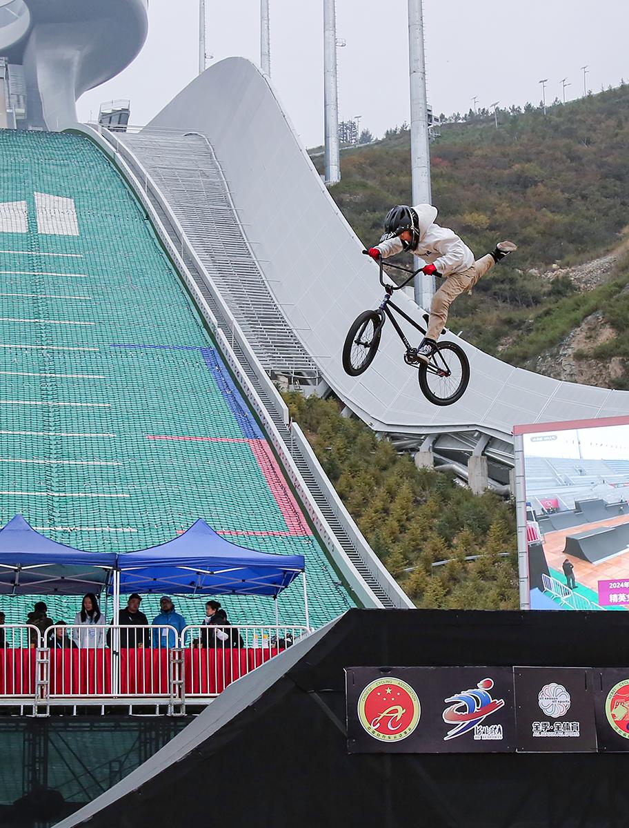 空中舞蹈小轮车再展风采雪如意(图2)