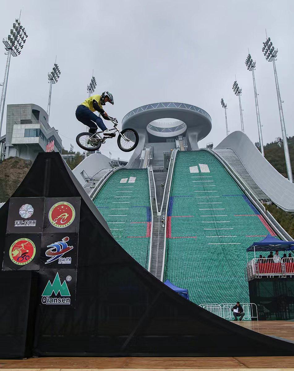 空中舞蹈小轮车再展风采雪如意(图3)