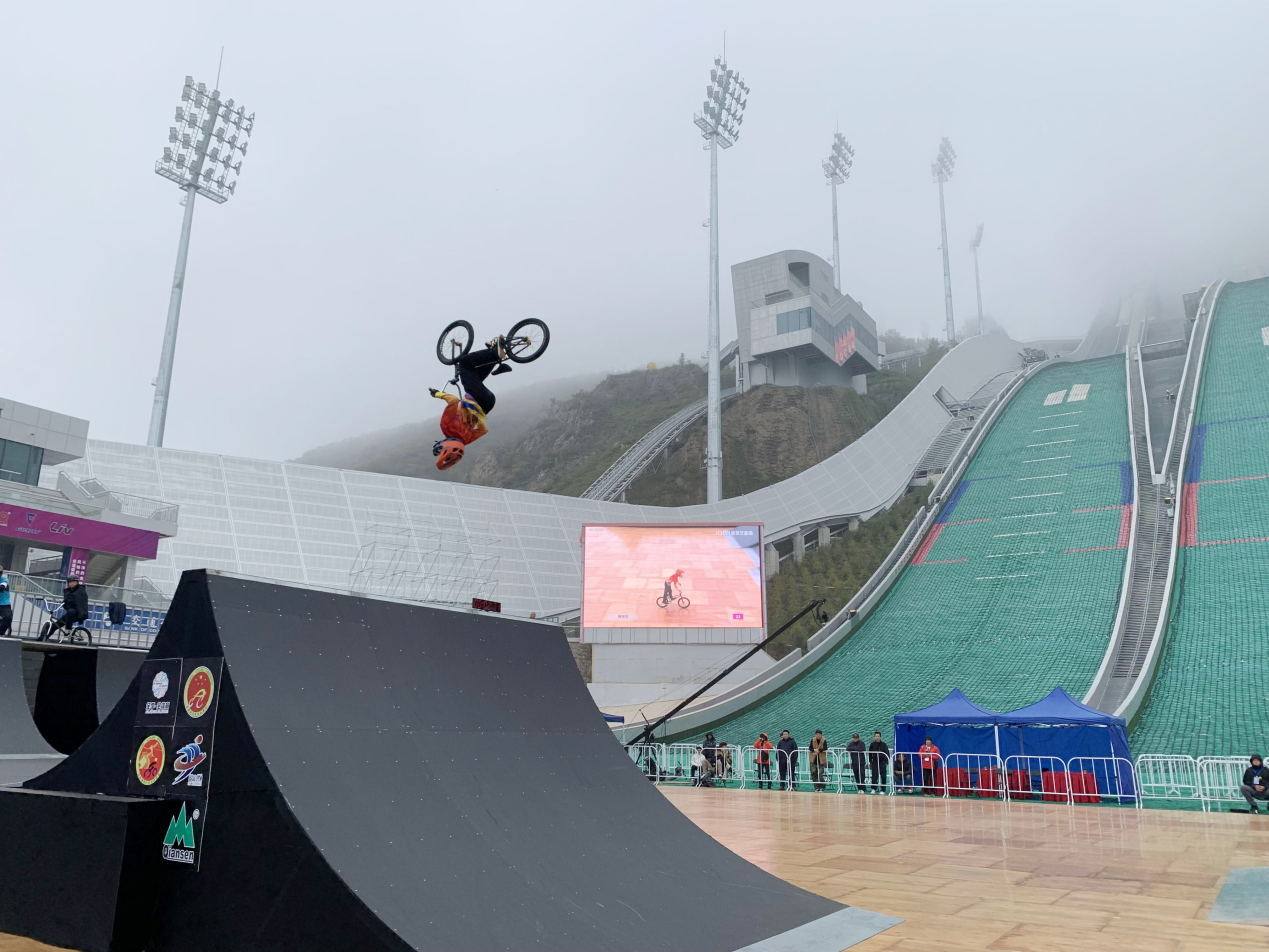 空中舞蹈小轮车再展风采雪如意(图4)