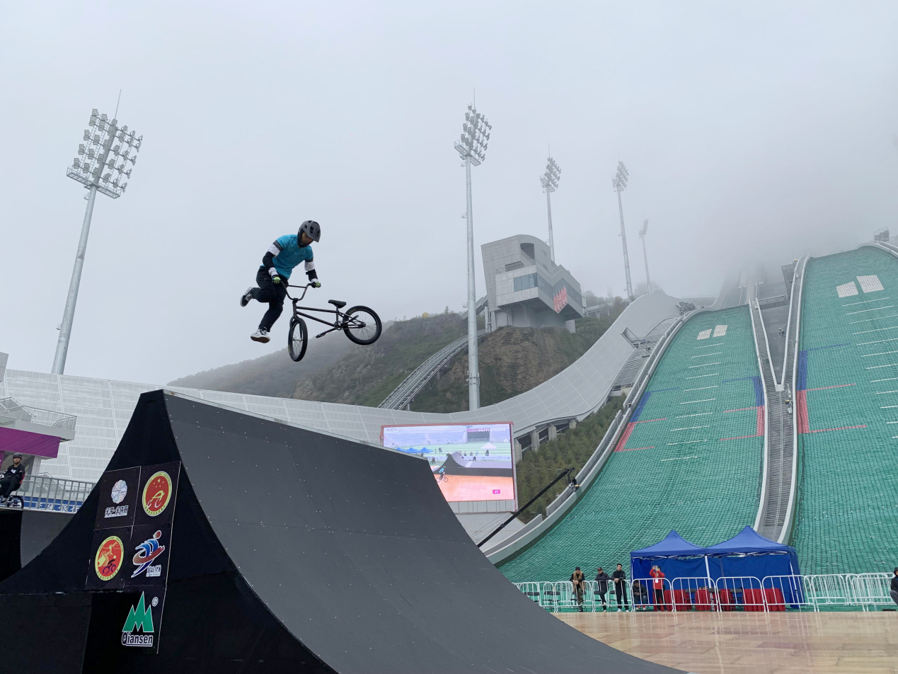 空中舞蹈小轮车再展风采雪如意(图5)