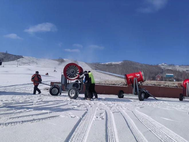 倒计时!牙克石凤凰山滑雪场30台造雪机“马力全开”造雪不停歇(图1)
