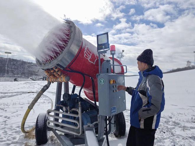 倒计时!牙克石凤凰山滑雪场30台造雪机“马力全开”造雪不停歇(图2)