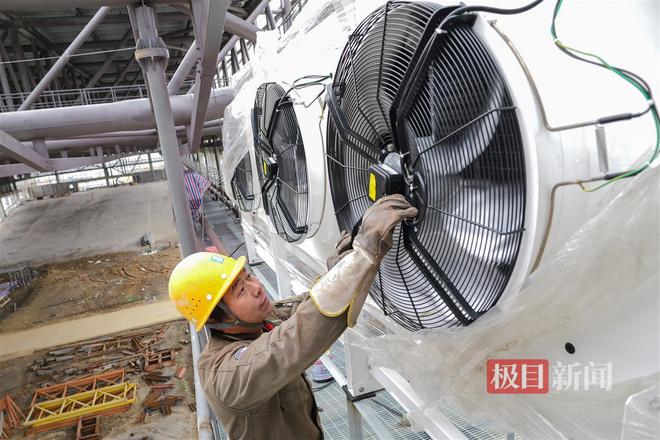 新春走基层 12台造雪机到场华中最大室内滑雪场抓紧安装制冷造雪设备(图1)