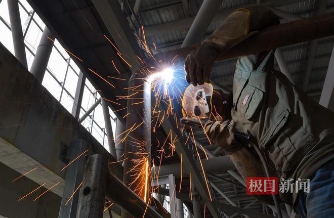 新春走基层 12台造雪机到场华中最大室内滑雪场抓紧安装制冷造雪设备(图2)