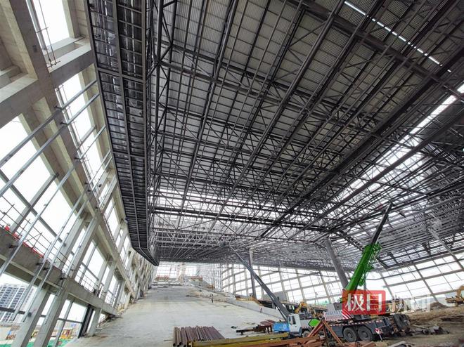 新春走基层 12台造雪机到场华中最大室内滑雪场抓紧安装制冷造雪设备(图3)