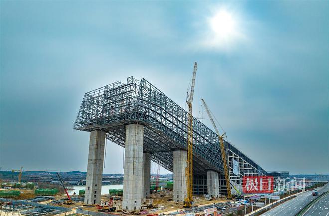 新春走基层 12台造雪机到场华中最大室内滑雪场抓紧安装制冷造雪设备(图4)