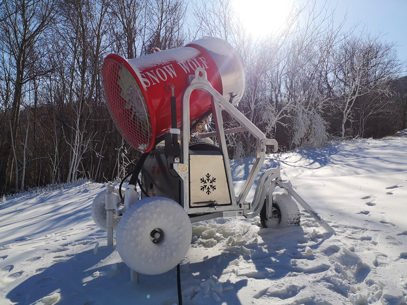 滑雪场能造出彩虹的造雪设备好还是不好呢(图1)