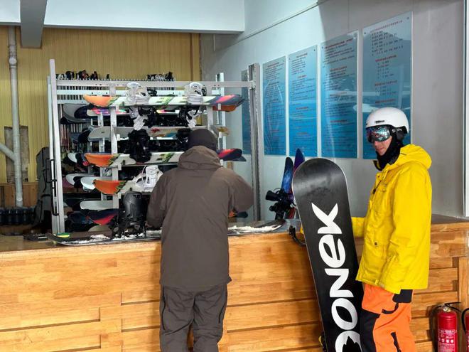 激情滑雪畅享冬日！牙克石凤凰山滑雪场人气爆棚(图7)