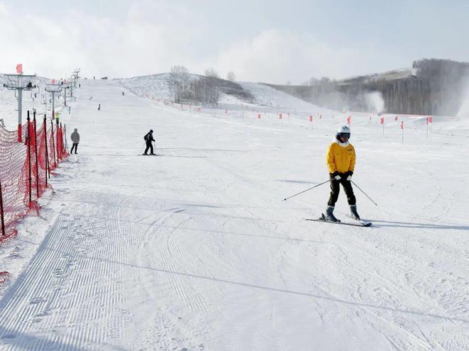 激情滑雪畅享冬日！牙克石凤凰山滑雪场人气爆棚(图6)