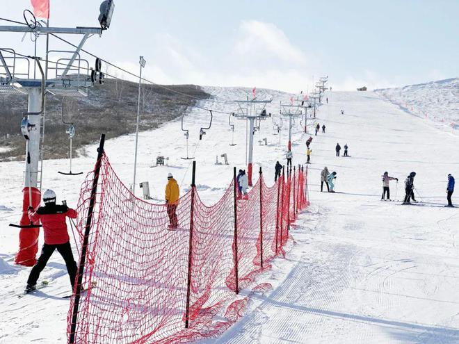 激情滑雪畅享冬日！牙克石凤凰山滑雪场人气爆棚(图2)