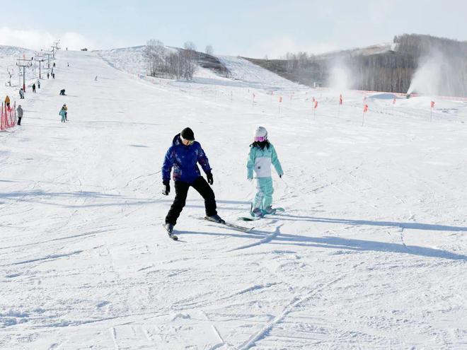 激情滑雪畅享冬日！牙克石凤凰山滑雪场人气爆棚(图4)