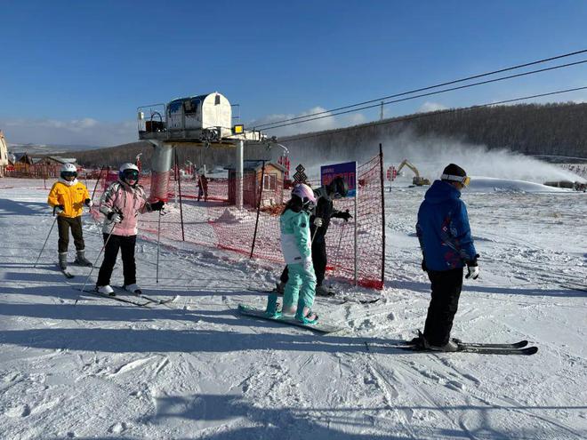 激情滑雪畅享冬日！牙克石凤凰山滑雪场人气爆棚(图3)