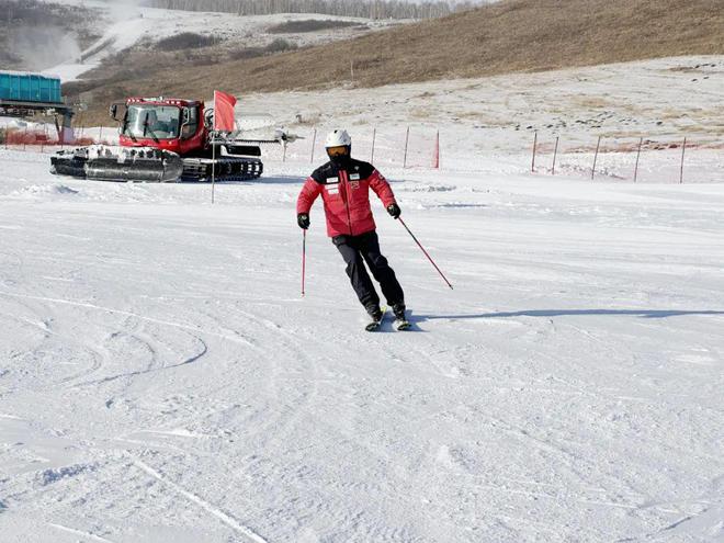 激情滑雪畅享冬日！牙克石凤凰山滑雪场人气爆棚(图5)