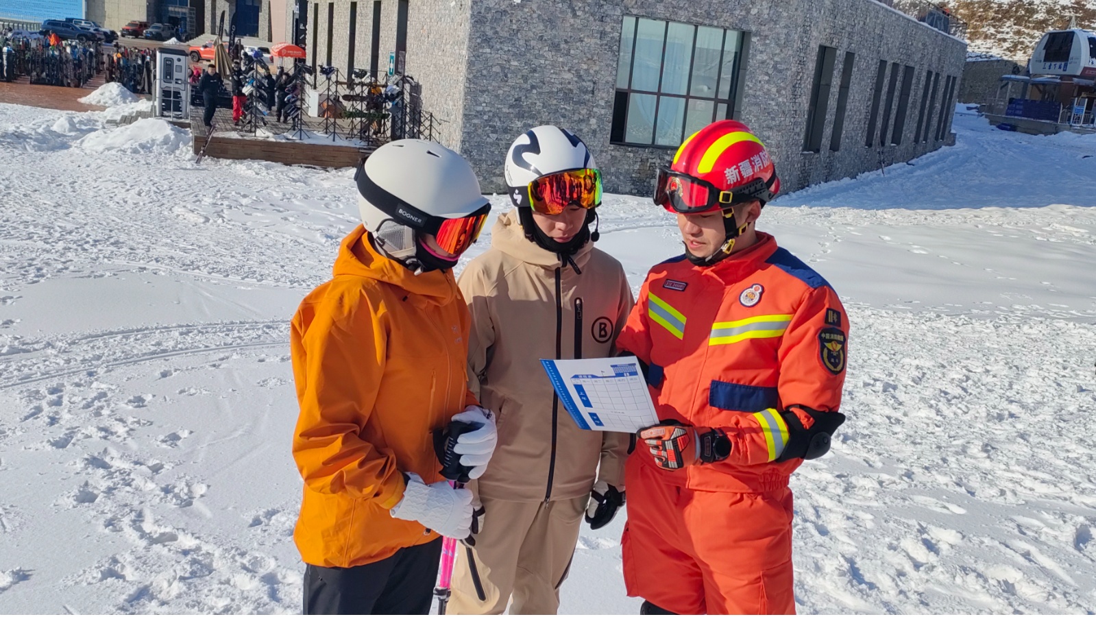 【全民消防生命至上】护航冰雪旅游季阿勒泰消防检查宣传巡逻演练护航滑雪场安全(图1)
