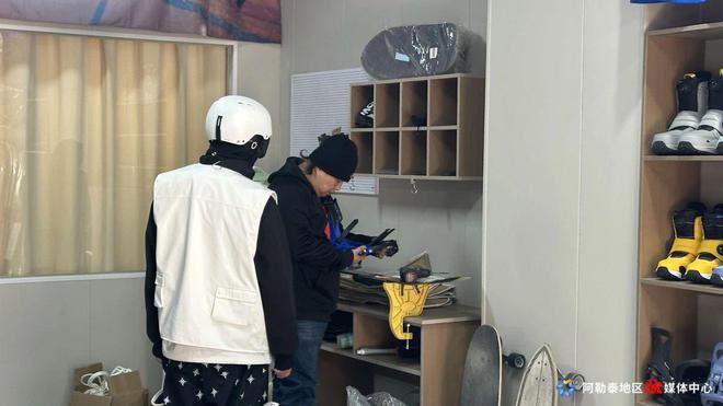 新疆阿勒泰地区各大雪场陆续开板滑雪装备租售两旺(图2)