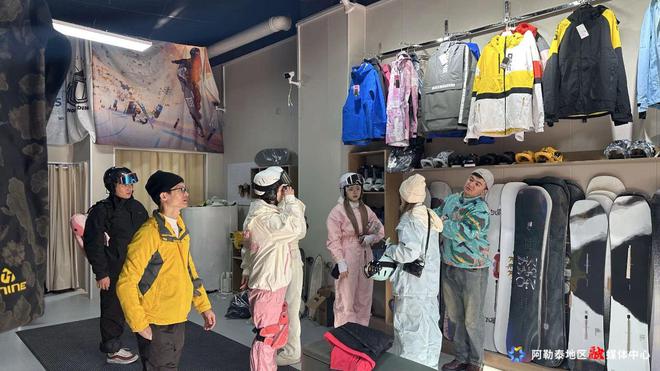 新疆阿勒泰地区各大雪场陆续开板滑雪装备租售两旺(图1)