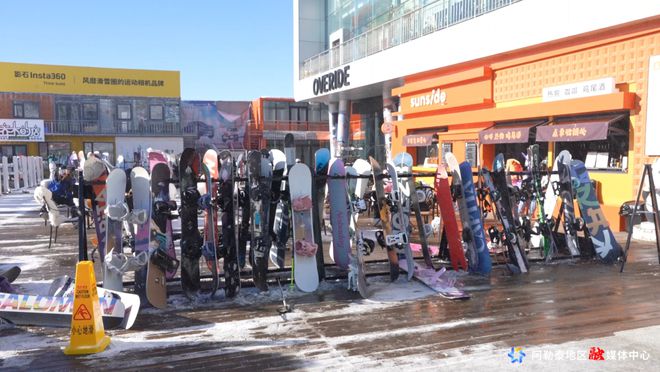 新疆阿勒泰地区各大雪场陆续开板滑雪装备租售两旺(图4)