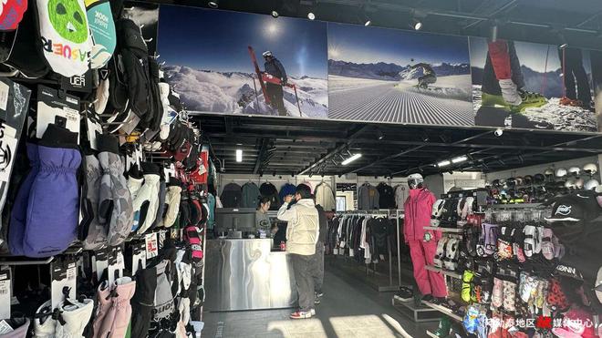 新疆阿勒泰地区各大雪场陆续开板滑雪装备租售两旺(图3)