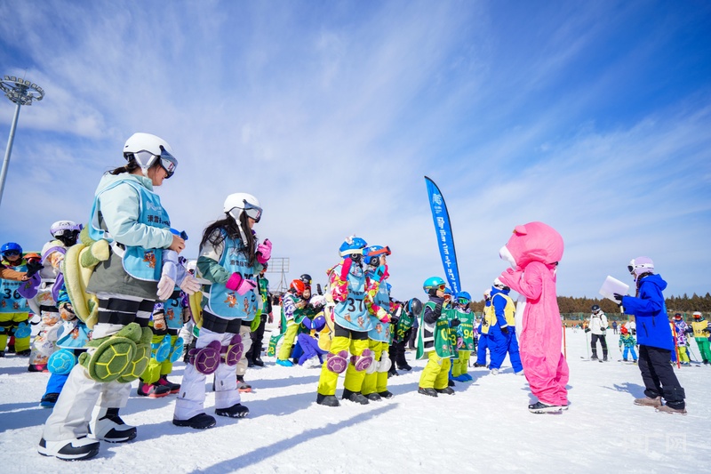 北京密云区南山滑雪场开板开启冰雪盛季(图1)