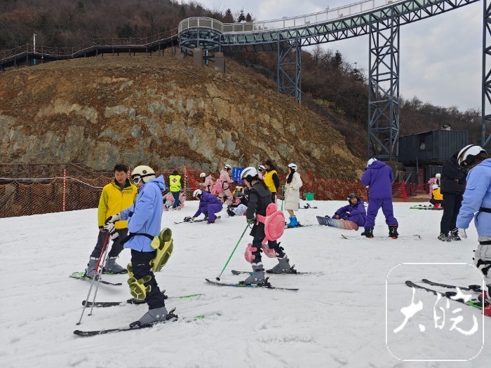 亚冬会点燃“冰雪热情”安徽革命老区一滑雪场开园不到三月综合收入超1100万(图3)