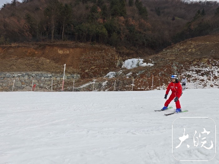 亚冬会点燃“冰雪热情”安徽革命老区一滑雪场开园不到三月综合收入超1100万(图2)