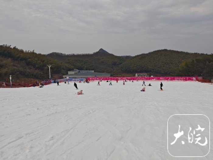 亚冬会点燃“冰雪热情”安徽革命老区一滑雪场开园不到三月综合收入超1100万(图1)