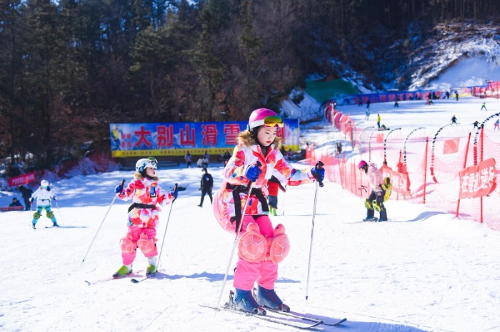 亚冬会点燃“冰雪热情”安徽革命老区一滑雪场开园不到三月综合收入超1100万(图4)