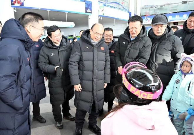 黑龙江省委书记去度假区调研乘缆车登山还与南方游客交谈(图1)