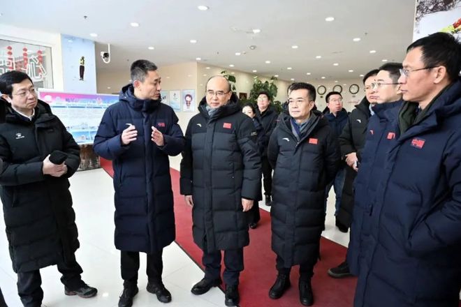 黑龙江省委书记去度假区调研乘缆车登山还与南方游客交谈(图3)