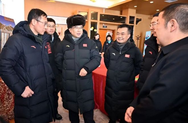 黑龙江省委书记去度假区调研乘缆车登山还与南方游客交谈(图4)