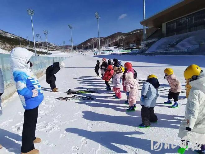 “冰雪套餐”激发年轻群体消费新活力(图1)
