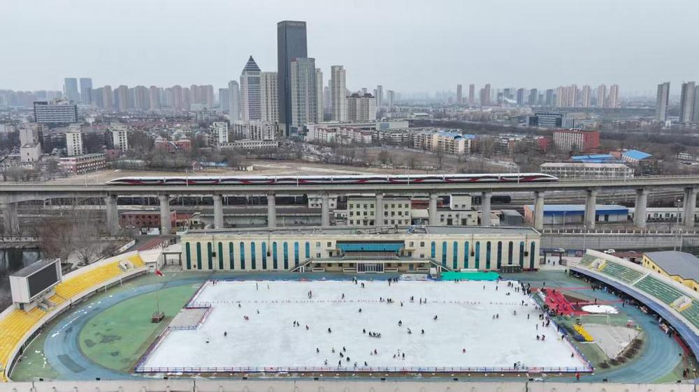 全国人均体育场地面积“破3”(图2)