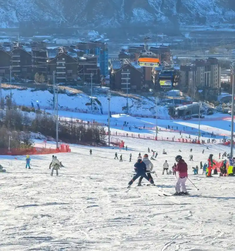 赛事+旅游+产业“三驾马车”齐发力张家口冰雪经济“加速跑”(图2)