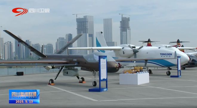 省委书记、省长一同看无人机、无人机反制设备等(图2)