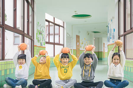 明品生活网：带孩子滑雪需要准备什么？_固定器-滑雪板-手套-雪道(图4)