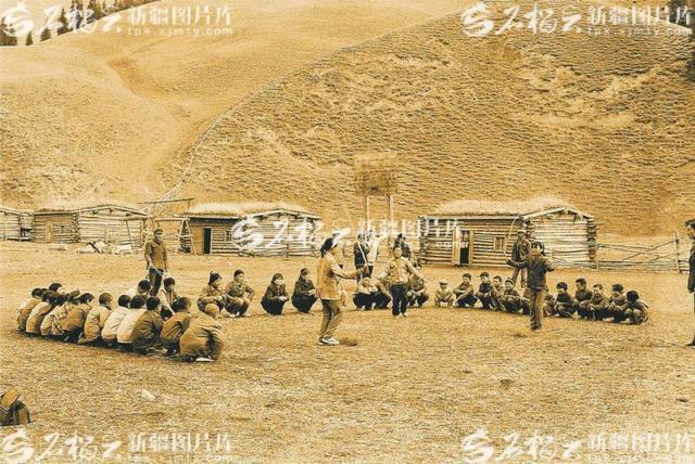 照片里的新疆⑫丨从马背小学到冰上运动学校(图1)