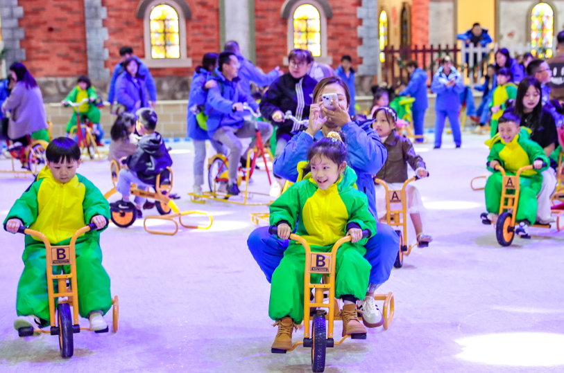中国蓝观察丨让“家门口”也能玩雪！“缺雪”的浙江发力冰雪经济(图2)