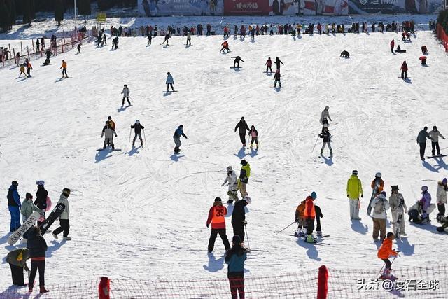 从早嗨到晚！潍坊滑雪场单日客流破千冬季遛娃新地标诞生(图8)