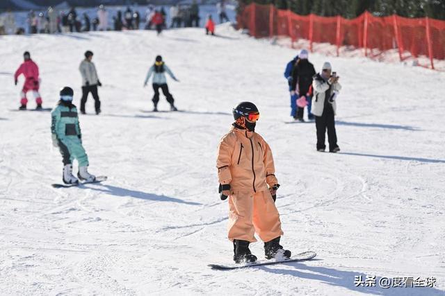 从早嗨到晚！潍坊滑雪场单日客流破千冬季遛娃新地标诞生(图1)